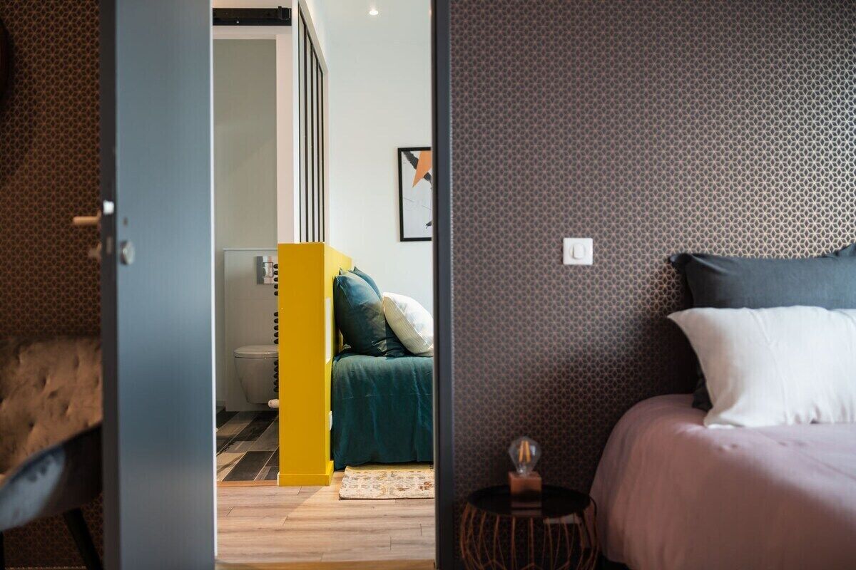 أغطية فراش متميزة ومكتب وستائر تعتيم وتجهيزات عازلة للصوت