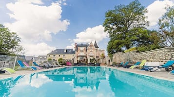 Indoor pool, seasonal outdoor pool, sun loungers