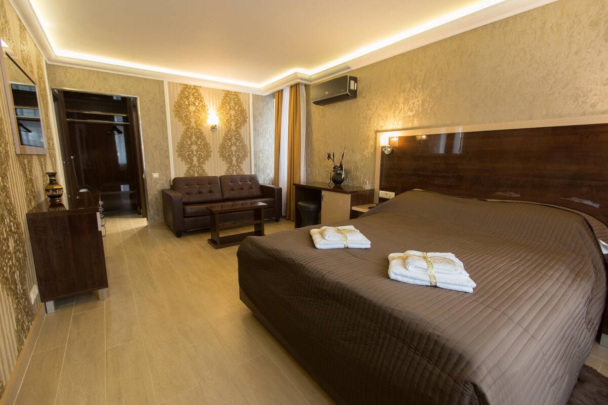 Premium bedding, desk, iron/ironing board, free WiFi