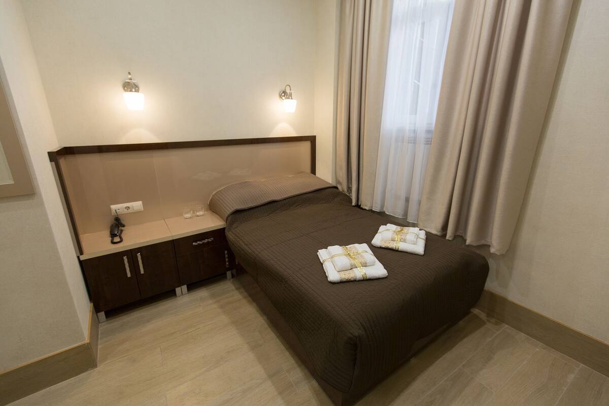 Premium bedding, desk, iron/ironing board, free WiFi