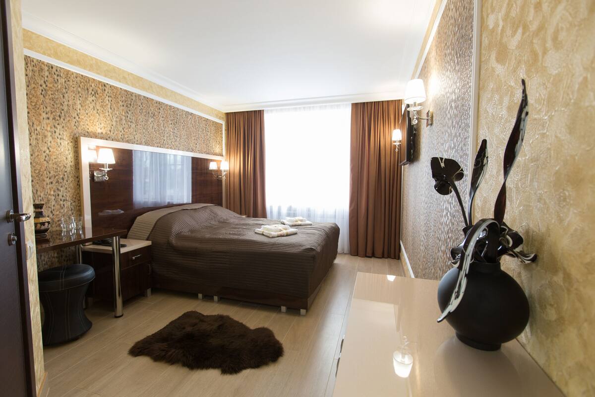 Premium bedding, desk, iron/ironing board, free WiFi