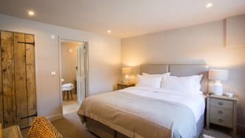 Escritorio, wifi gratis y ropa de cama