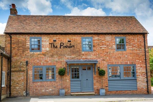 Exterior - The Pointer (Aylesbury)