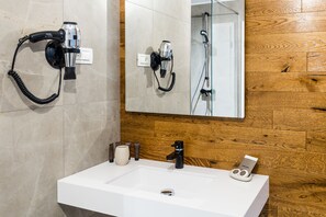 Habitación doble superior | Ba ño | Ducha, artículos de higiene personal gratuitos y secador de pelo