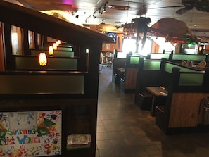ランチ、ディナーに営業