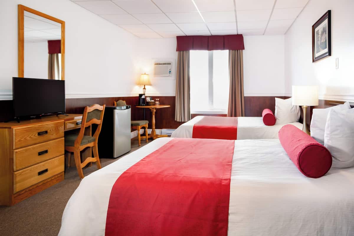 Doppia Deluxe, 2 letti matrimoniali | Una scrivania, ferro/asse da stiro, Wi-Fi gratuito, lenzuola