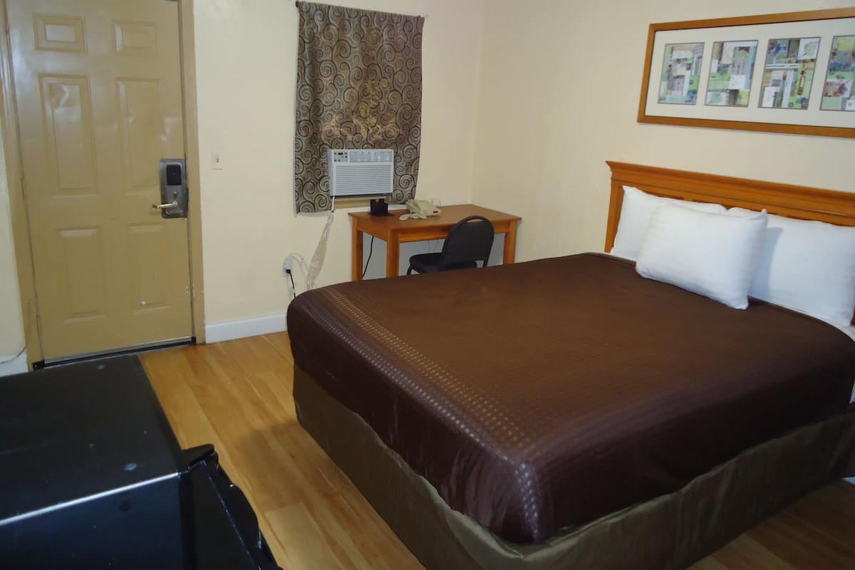 Standard Room, 1 Queen Bed, Smoking | Desk, WiFi (free), bed sheets