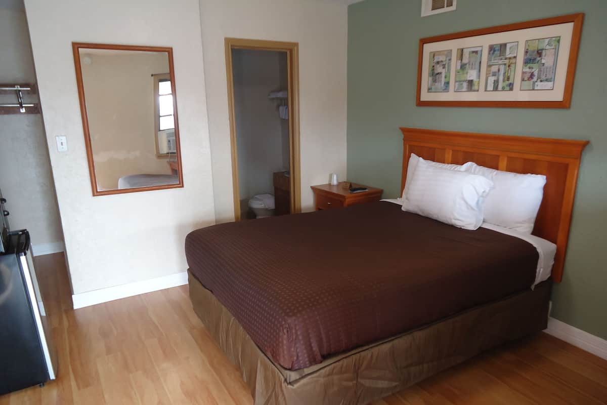 Standard Room, 1 Queen Bed, Non Smoking | Desk, WiFi (free), bed sheets