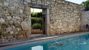 A stone wall with a pool and a gate. - La Girarde (Saint-Quentin-de-Caplong)