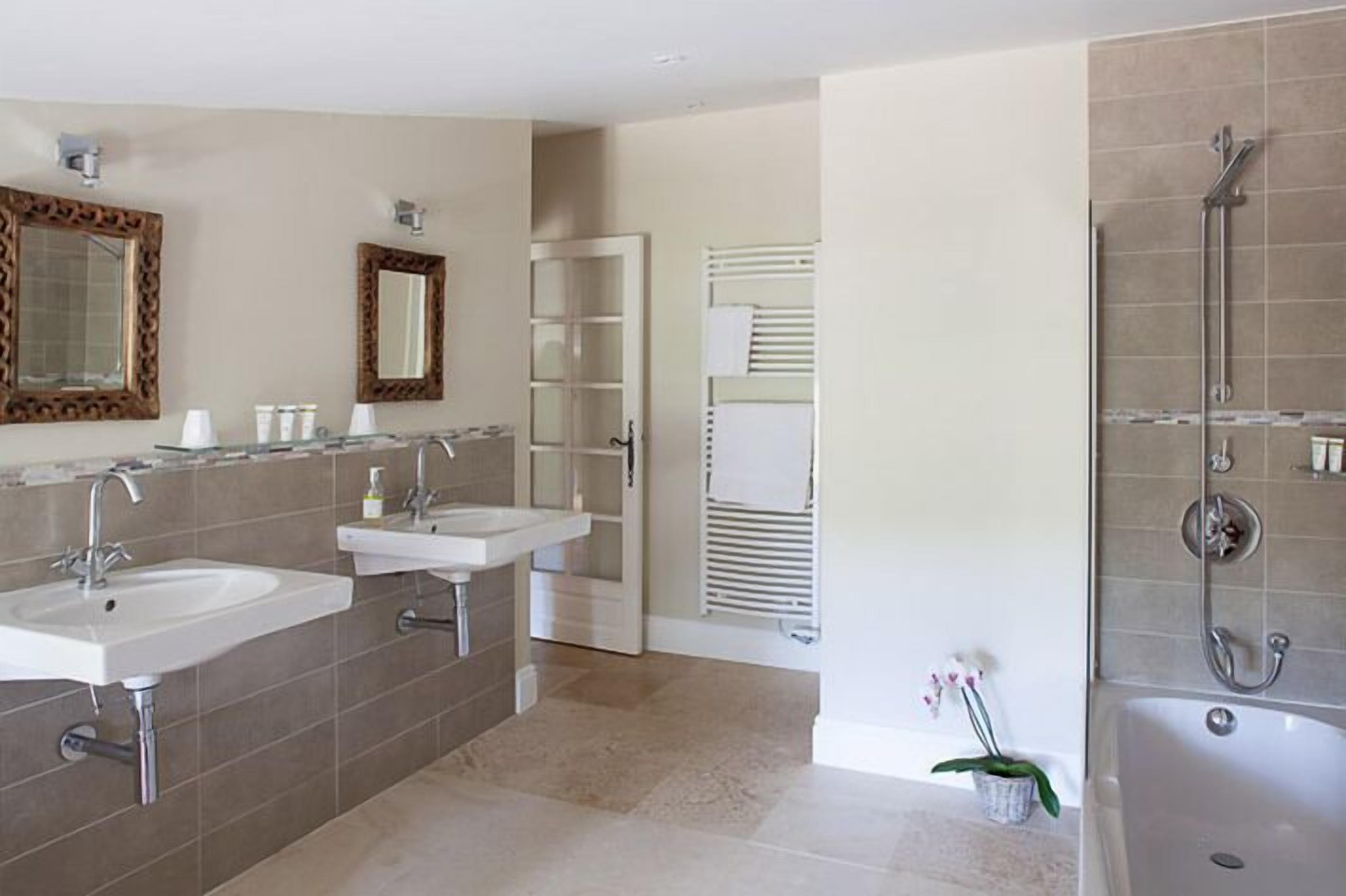Habitación doble (Rose) | Baño | Artículos de higiene personal gratuitos, secador de pelo y toallas