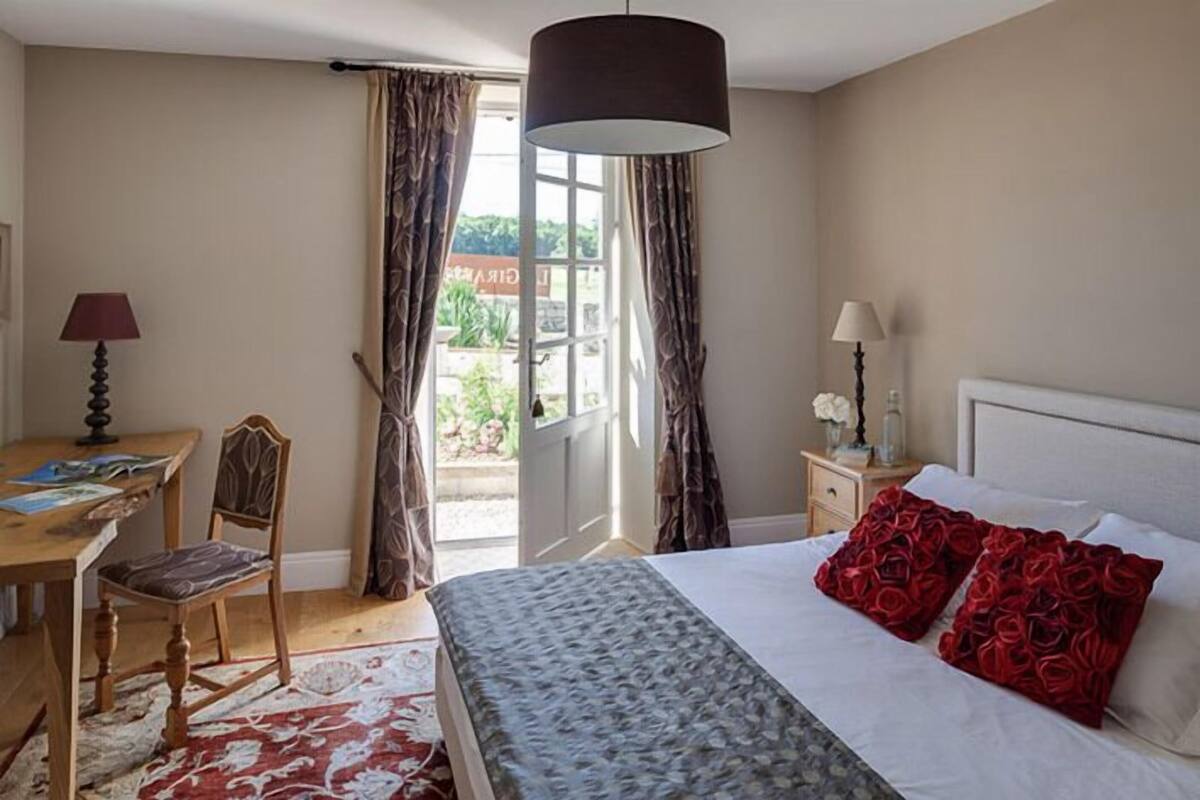 Double Room (Rose) | Soundproofing, iron/ironing board (on request), WiFi (free)