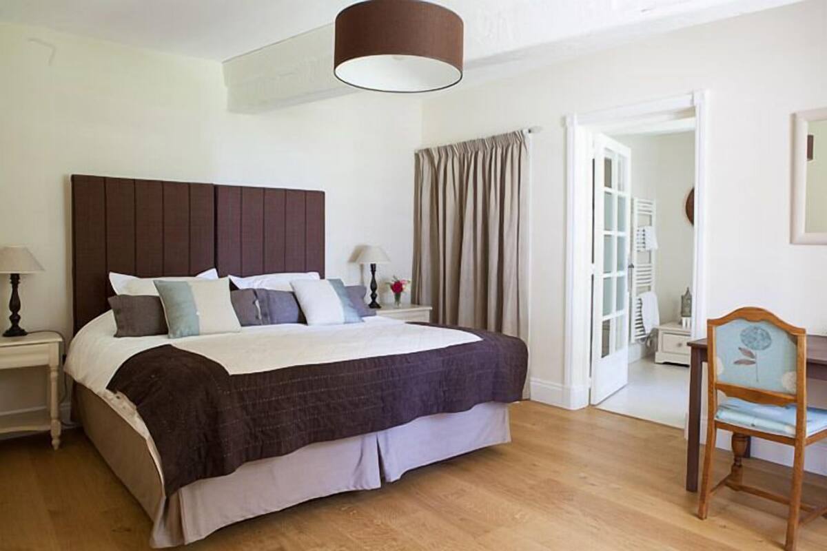 Double Room (Acacia) | Soundproofing, iron/ironing board (on request), WiFi (free)