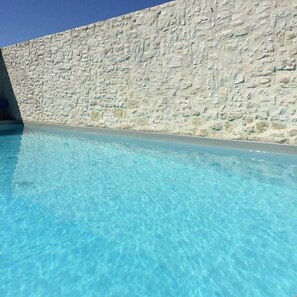 室外游泳池，池畔遮阳伞，日光浴躺椅