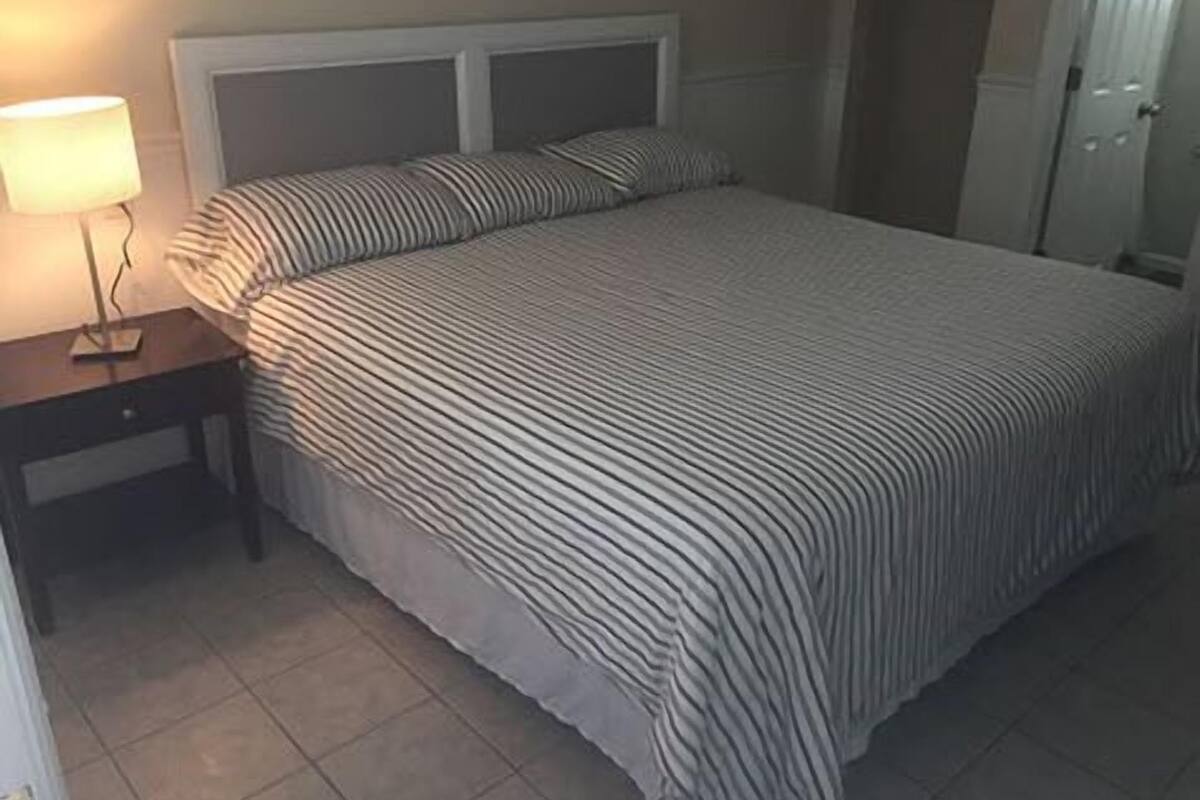 Standard Room, 1 King Bed | WiFi (free), bed sheets