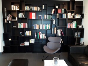 Deluxe Condo, 2 Bedrooms, River View, Ground Floor | Library