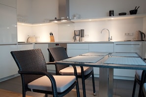 Lägenhet Deluxe - 2 badrum - utsikt mot floden | Eget kök | Kylskåp, ugn, spishäll och diskmaskin