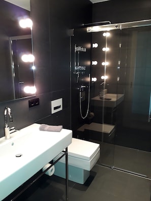 Deluxe Condo, 2 Bedrooms, River View, Ground Floor