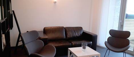 Deluxe Condo, 2 Bedrooms, River View, Ground Floor | Living room