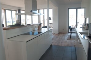 Deluxe Apartment, Terrace, River View | Private kitchen | Fridge, oven, stovetop, dishwasher - urlaubsart - Schleibrücke (Kappeln)