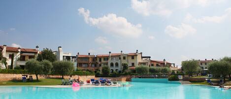 3 kolam renang outdoor