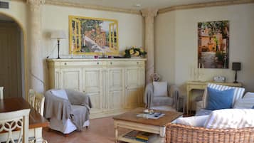 Leilighet – superior, 2 soverom (4 People) | Oppholdsområde | TV