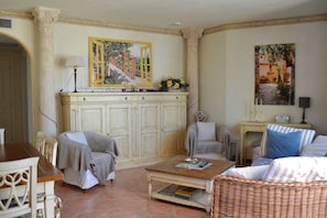 高級公寓, 2 間臥室 (4 People) | 客廳 | 電視