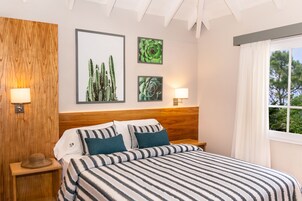 Ropa de cama de alta calidad y caja de seguridad en la habitación 