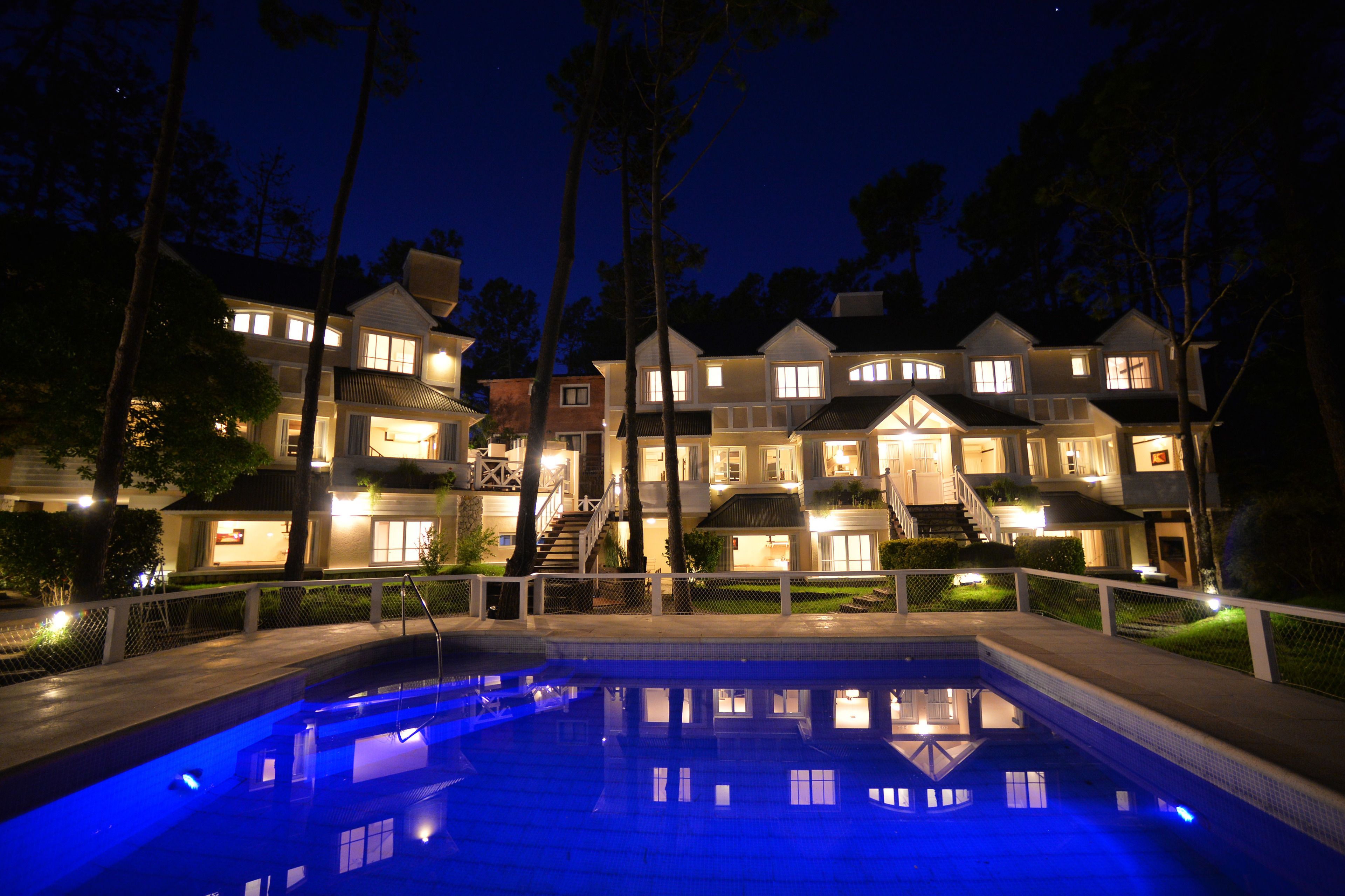 Majoituspaikan julkisivu illalla/yöllä