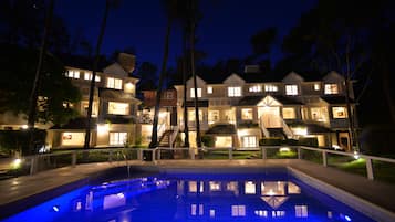 Fachada de la propiedad por la tarde o noche