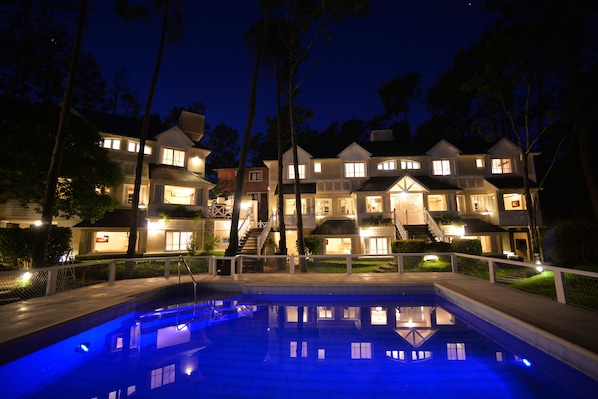 Voorkant accommodatie - avond/nacht