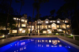 Fachada de la propiedad por la tarde o noche