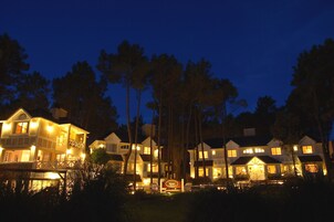 Fachada de la propiedad por la tarde o noche