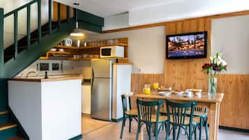 Microondas, placa de cocina, tetera/pava eléctrica, utensilios de cocina