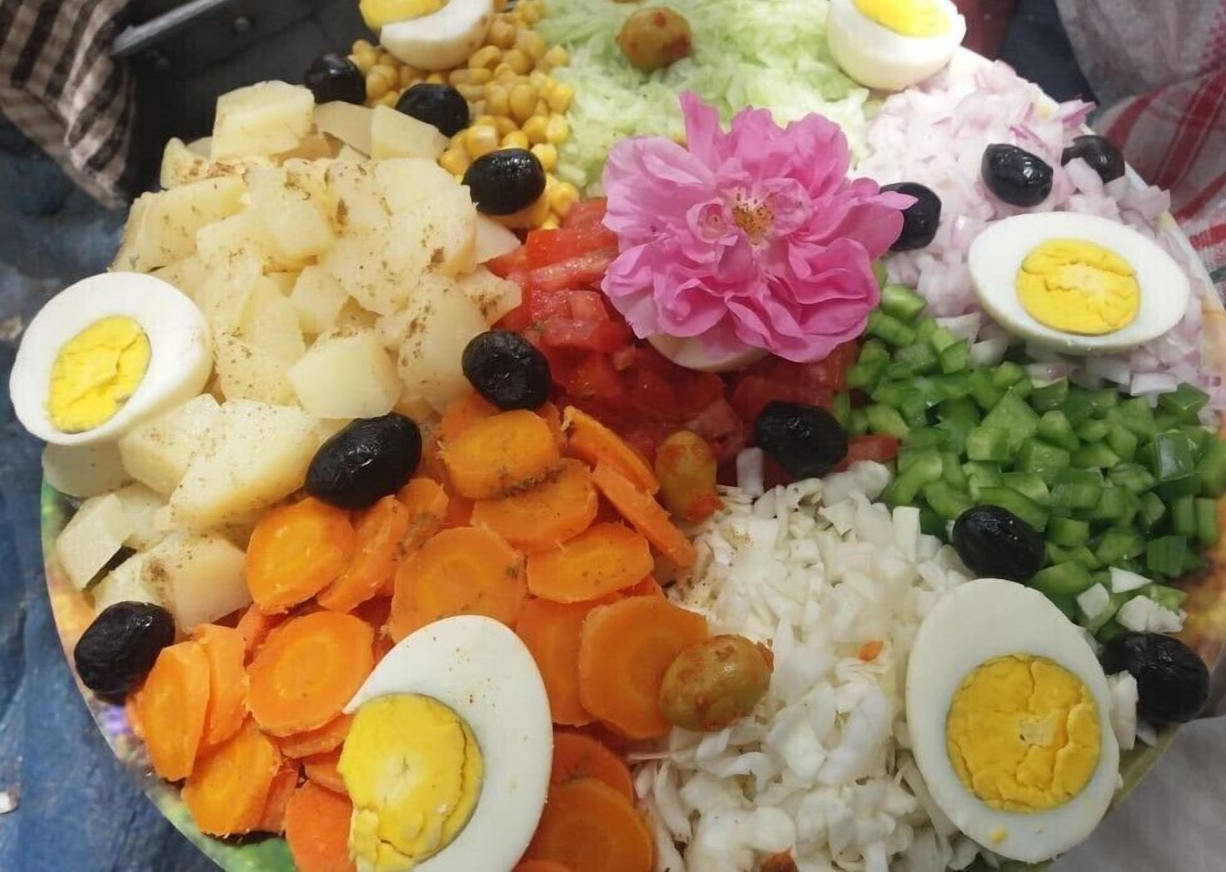Ensalada con diversos vegetales y huevos.