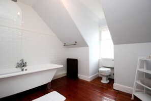 House, 4 Bedrooms | Bathroom | Separate bathtub and shower, free toiletries, hair dryer, towels - Braemount House (Paisley)