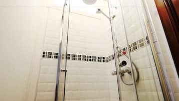 House, 4 Bedrooms | Bathroom shower