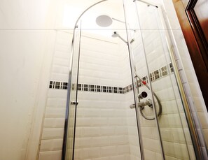 Maison, 4 chambres | Douche de la salle de bain