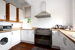 House, 4 Bedrooms | Private kitchen | Fridge, microwave, oven, stovetop - Braemount House (Paisley)