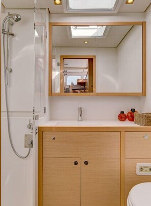 Ferienhütte, 6 Schlafzimmer, Meerblick, Meerseite | Badezimmer | Dusche, Haartrockner, Handtücher