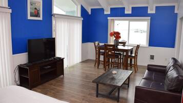 Suite, 1 Bedroom (B) | Ruang tamu | 42 inci televisyen skrin rata dengan kabel