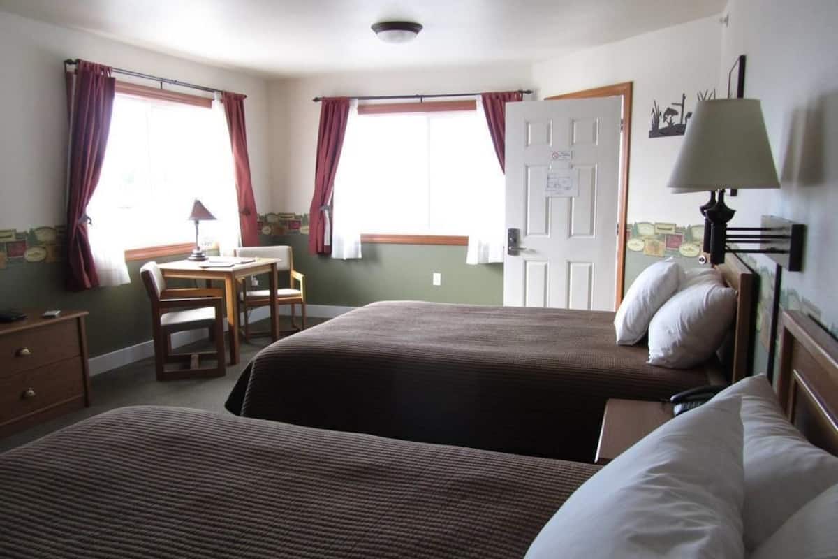 Deluxe Room, 2 Beds | Free rollaway beds, free WiFi, bed sheets