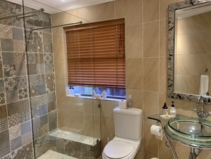 Suite Studio Luxe | Salle de bain | Douche, sèche-cheveux, serviettes fournies