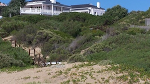 Front of property - Southern Cross Beach House (Plettenberg Bay)