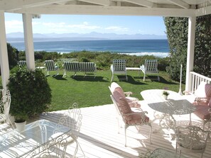 Free buffet breakfast - Southern Cross Beach House (Plettenberg Bay)