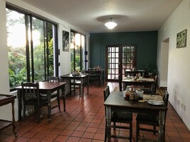 Desayuno completo diario (ZAR 150 por persona)