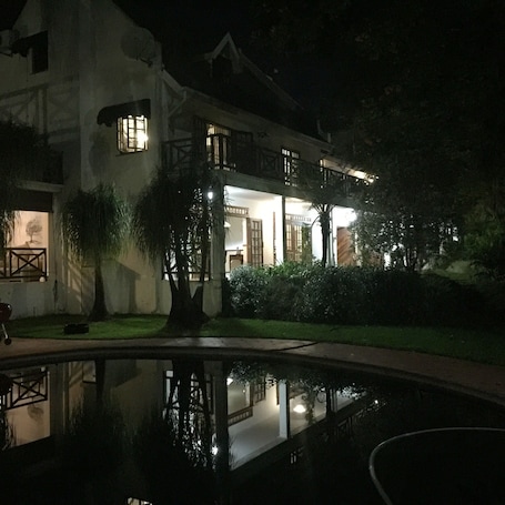 Fachada de la propiedad por la tarde o noche