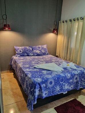 Habitación doble | Ropa de cama de alta calidad, colchones con acolchado adicional, minibar