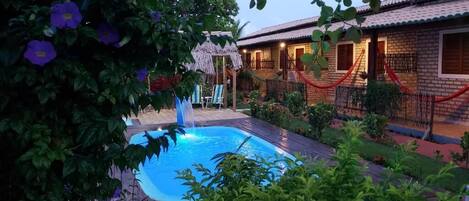 屋外プール、滝のあるプール