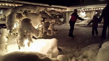 Un espacio exterior cubierto de nieve con una gran escultura de hielo.