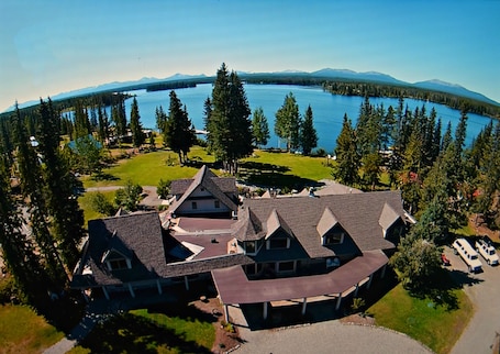 Property grounds. Retreat Wilderness Inn